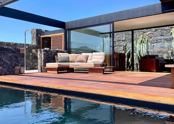 Wake Up To Nature In Modern Glass House וילה