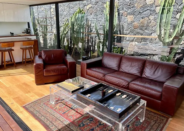 Wake Up To Nature In Modern Glass House Вилла *