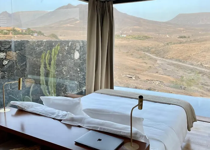 Wake Up To Nature In Modern Glass House فيلة *