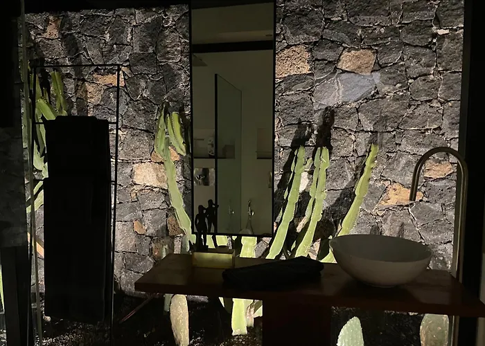 Wake Up To Nature In Modern Glass House Вилла *